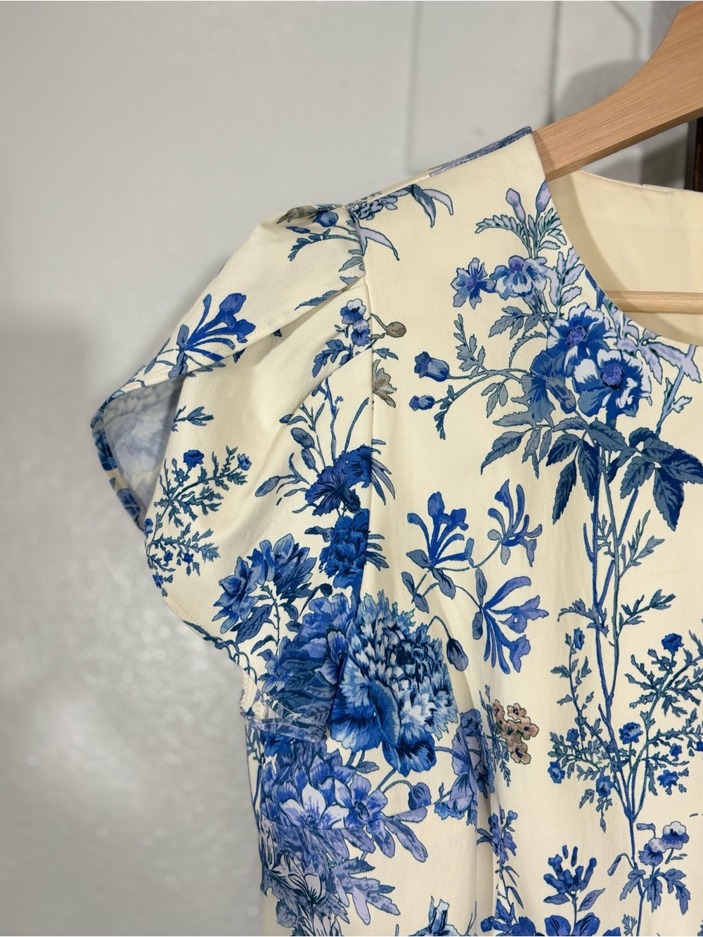 Antonio Melani White and Blue Floral Peplum Blouse Women’s Size 10 - Picture 2 of 9